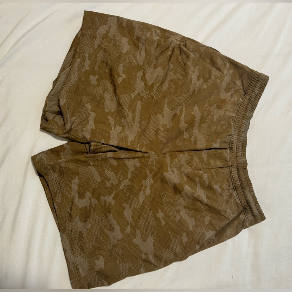 Lululemon Size M (7 inch inseam) Tan Camo Pace Breaker shorts